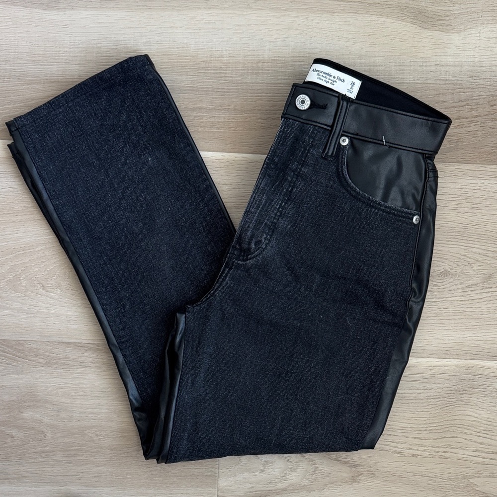 A&F - Curve Love The Ankle Straight Ultra High Rise Jeans